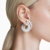 Ariana Grande X Swarovski dråpeøredobber med krystallperle, blandede slipninger, hvit, rhodiumbelagt Ariana Grande X Swarovski dråpeøredobber med krystallperle, blandede slipninger, hvit, rhodiumbelagt