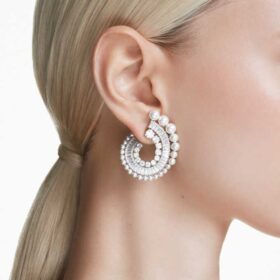 Ariana Grande X Swarovski dråpeøredobber med krystallperle, blandede slipninger, hvit, rhodiumbelagt Ariana Grande X Swarovski dråpeøredobber med krystallperle, blandede slipninger, hvit, rhodiumbelagt