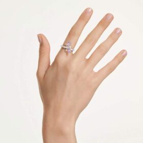 Ariana Grande X Swarovski motivring med blandede slipninger, øyenstikker, flerfarget, rhodiumbelagt Ariana Grande X Swarovski motivring med blandede slipninger, øyenstikker, flerfarget, rhodiumbelagt