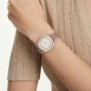 Crystalline Aura-klokke, sveitsiskprodusert, metallarmbånd, rosagullfarget, blandet metallfinish Crystalline Aura-klokke, sveitsiskprodusert, metallarmbånd, rosagullfarget, blandet metallfinish