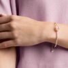 Et armbånd, rundslipt, oval form, hvit, rosagullbelagt Et armbånd, rundslipt, oval form, hvit, rosagullbelagt