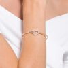 Hyperbola-armbånd med Infinity-symbol og hjerte, hvitt, blandet metallfinish Hyperbola-armbånd med Infinity-symbol og hjerte, hvitt, blandet metallfinish