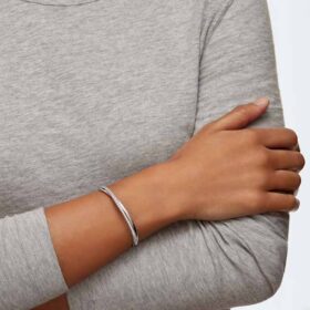Hyperbola armbånd med rundslipte steiner, hvitt, rhodiumbelagt Hyperbola armbånd med rundslipte steiner, hvitt, rhodiumbelagt