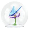 Idyllia glasskule med sommerfugl og blomst