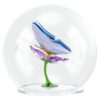 Idyllia glasskule med sommerfugl og blomst