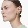 Idyllia ørecuff-sett (3), asymmetrisk design, blandede slipinger, blomst, flerfarget, gullbelagt Idyllia ørecuff-sett (3), asymmetrisk design, blandede slipinger, blomst, flerfarget, gullbelagt