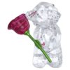 Kris Bear bærer en rose med kjærlighet