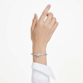 Matrix-armbånd med baguetteslipte krystaller, knute, hvitt, rhodiumbelagt Matrix-armbånd med baguetteslipte krystaller, knute, hvitt, rhodiumbelagt