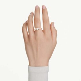 Stilla Attract-ring, rundslipt, hvit, gullbelagt Stilla Attract-ring, rundslipt, hvit, gullbelagt
