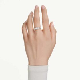 Stilla Attract-ring, rundslipt, hvit, sølvfarget finish