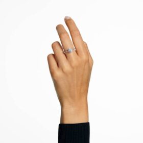 Stilla cocktailring med rundslipt stein, pavé, hvit, sølvfarget finish