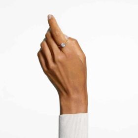 Stilla cocktailring, rundslipt, pavé, hvit, gullbelagt