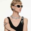 The Vienna Collection ørecuffer Feather, hvit, rutheniumbelagt