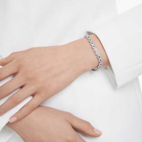 Una Angelic-armbånd med rundslipte steiner, blått, rhodiumbelagt Una Angelic-armbånd med rundslipte steiner, blått, rhodiumbelagt